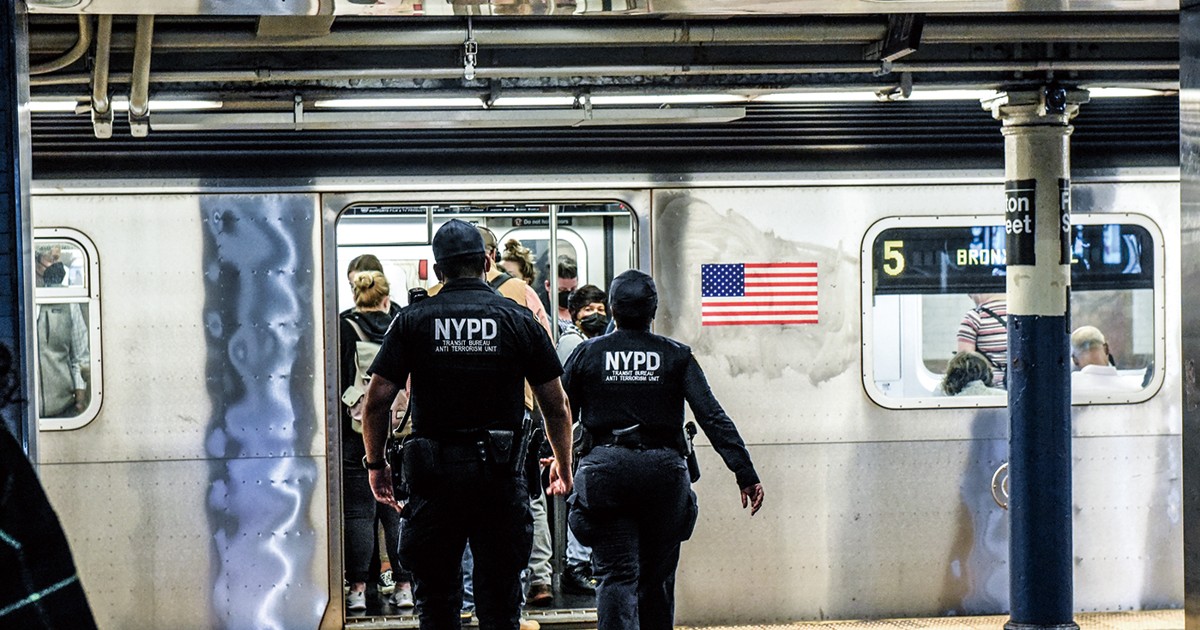 ワールドウオッチ：ニューヨーク市警の署長が女性警官に性的行為の代償