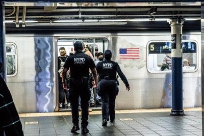 地下鉄への常駐など警察官の残業代は膨らむ一方 (Bloomberg)