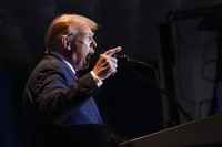 石油業界のロビイストらによると、トランプ氏は20日の就任後、関連省庁に指示してバイデン大統領の石油掘削規制の廃止に着手させる見通しだ＝AP