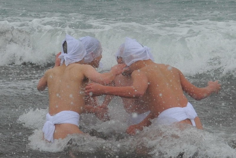 寒中みそぎ祭り 若者が海水沐浴 木古内・佐女川神社 ／北海道 | 毎日新聞
