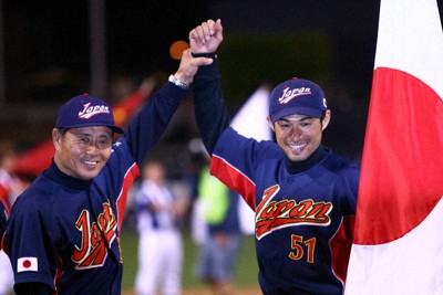 2006年3月20日、第1回WBCで優勝し、手を取り合ってカメラに笑顔を向ける王監督（左）とイチロー＝山本晋撮影