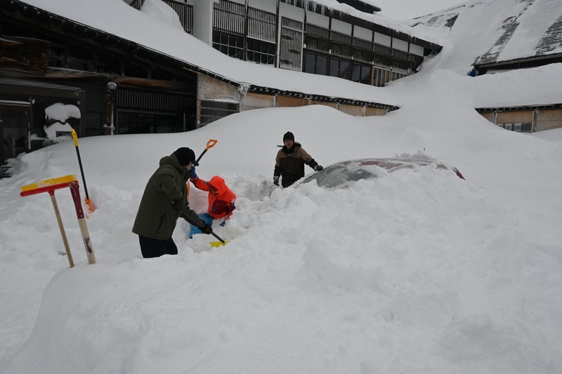 車が雪にすっぽり 青森で記録的大雪 酸ケ湯は今季最多434センチ [写真