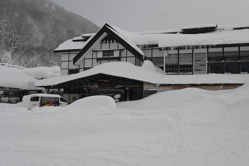 車が雪にすっぽり 青森で記録的大雪 酸ケ湯は今季最多434センチ [写真