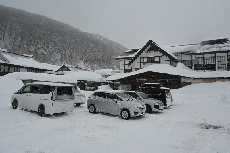 車が雪にすっぽり 青森で記録的大雪 酸ケ湯は今季最多434センチ [写真