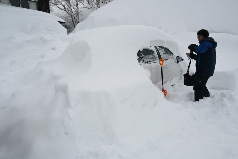 車が雪にすっぽり 青森で記録的大雪 酸ケ湯は今季最多434センチ [写真