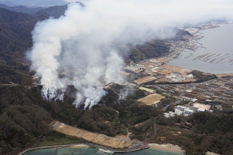 広島・江田島の山火事、延焼続く 海自が爆破訓練中、関連を調査 | 毎日新聞