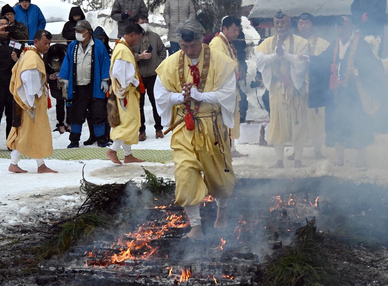 無病息災祈り、山伏や参拝客が火渡り 山形・笹野観音で十七堂祭 | 毎日新聞