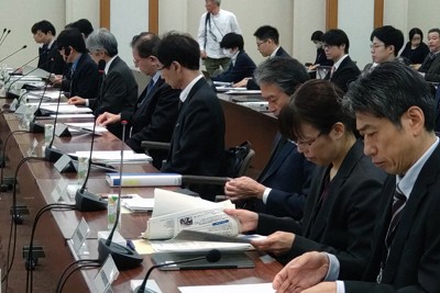 社会保障審議会年金部会の議論に臨む厚生労働省幹部ら（2024年12月24日）