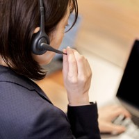 コールセンターで顧客に対応する女性（写真はイメージ）＝ゲッティ