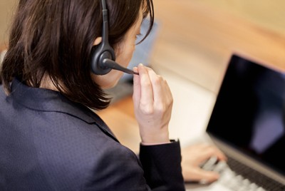 コールセンターで顧客に対応する女性（写真はイメージ）＝ゲッティ