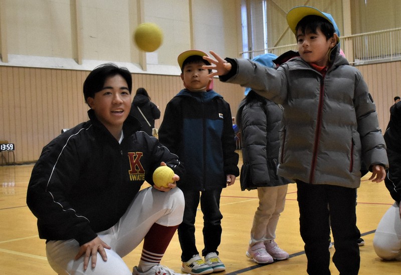 野球教室で地元の幼稚園児に野球の楽しさを伝える久慈の選手＝岩手県久慈市で2024年12月23日、牧野大輔撮影