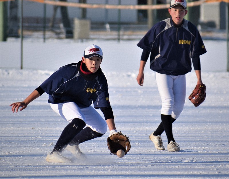 「白い土」の上でノックを受ける釧路江南の選手たち＝北海道釧路市の同校グラウンドで2024年12月25日、牧野大輔撮影