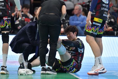 【ペルージャ－トレンティノ】最終第5セットで左脚をつった石川祐希選手（中央）＝イタリアのペルージャで2025年1月12日（セリエA提供）