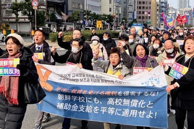 火曜日行動600回を迎え、パレードする参加者ら。最前列の右端が金明姫さん、右から3人目が大村和子さん、4人目が丹羽雅雄さん、5人目が邵基允さん