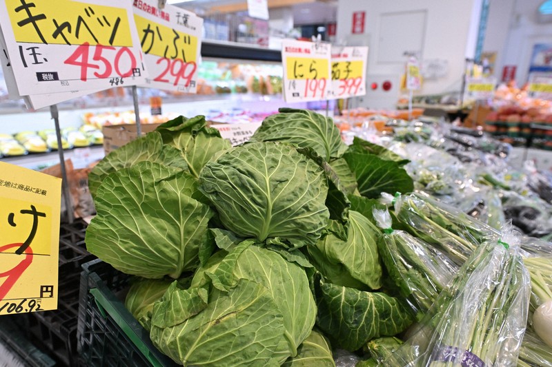 値段が高騰する中、スーパーの野菜売り場に並ぶキャベツ＝東京都足立区で2025年1月20日、三浦研吾撮影