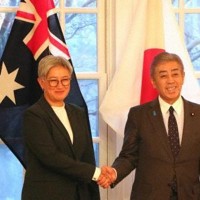 会談前に握手する岩屋外相（右）とオーストラリアのウォン外相＝19日、ワシントン（共同）