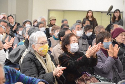 核兵器禁止条約への署名・批准を日本政府に求める集会のアピールに、拍手で賛意を示す被爆者ら＝長崎市で2025年1月19日午後0時19分、尾形有菜撮影