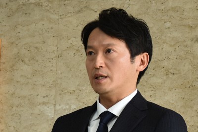 紙を読み上げて竹内英明元県議へのお悔やみを述べる斎藤元彦兵庫県知事＝神戸市中央区で2025年1月20日午前10時16分、中尾卓英撮影