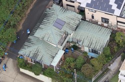 連続強盗事件で意識不明の男性が見つかった住宅を調べる捜査員ら＝横浜市青葉区で2024年10月16日午後1時50分、本社ヘリから玉城達郎撮影