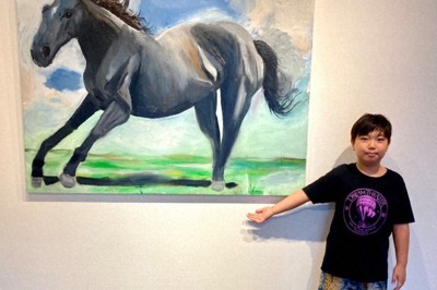 初めての個展に出品した作品「ゆめに向かって走る馬」と中西翔哉さん＝中西健史郎さん提供