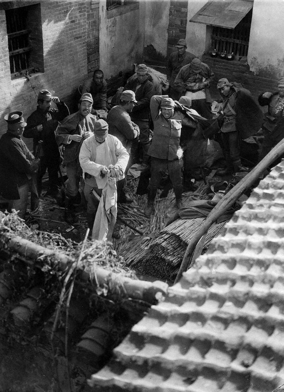 戦中写真を読む：／28 不許可写真 謀略の現場 偽装工作の瞬間撮る