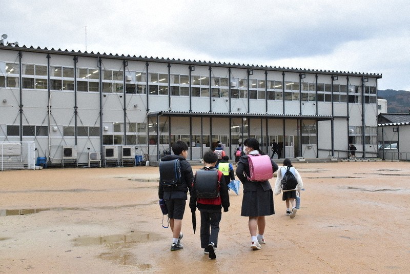 南極の石 教育用見本(廃校になった小学校から頂いたものです)非売品です 三重・南伊勢町の廃校が大変身！廃校で出来るある話題のスポーツと