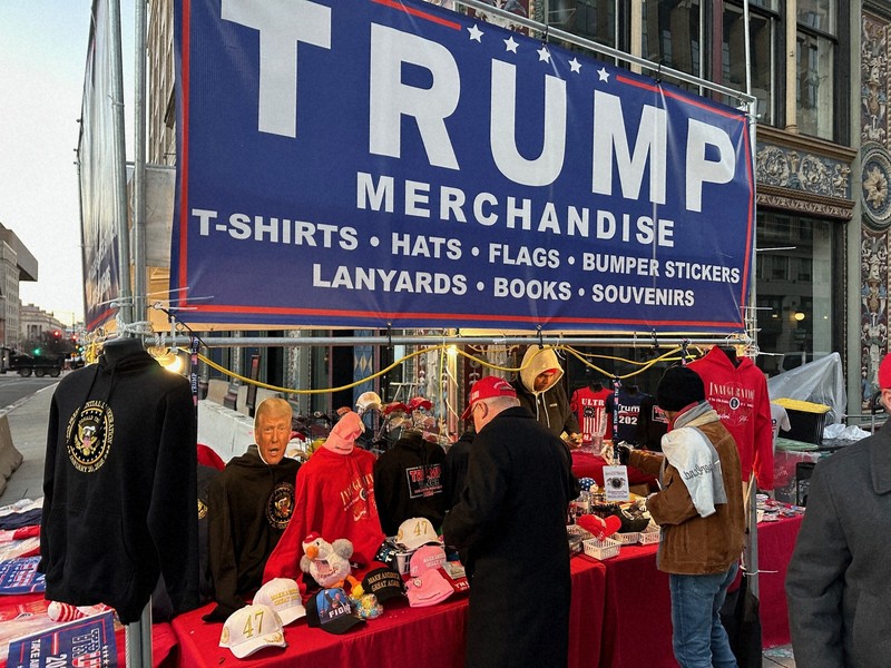 米首都はトランプ氏支持者の赤色に染まる 氷点下で徹夜組も | 毎日新聞