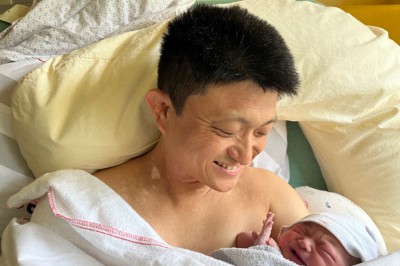 記者が手術室から戻るまでの間、生まれたばかりの娘を胸に乗せる夫＝ベルリンの産院で2024年8月30日午後1時24分、産院スタッフ撮影