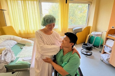 帝王切開に向かう前、産院のスタッフが記念に記者（左）と夫の写真を撮ってくれた＝ベルリンで2024年8月30日午後0時31分