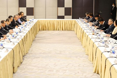 会談する経団連の十倉雅和会長（左から2人目）と連合の芳野友子会長（右から2人目）＝東京都千代田区で2025年1月22日午前7時58分、玉城達郎撮影
