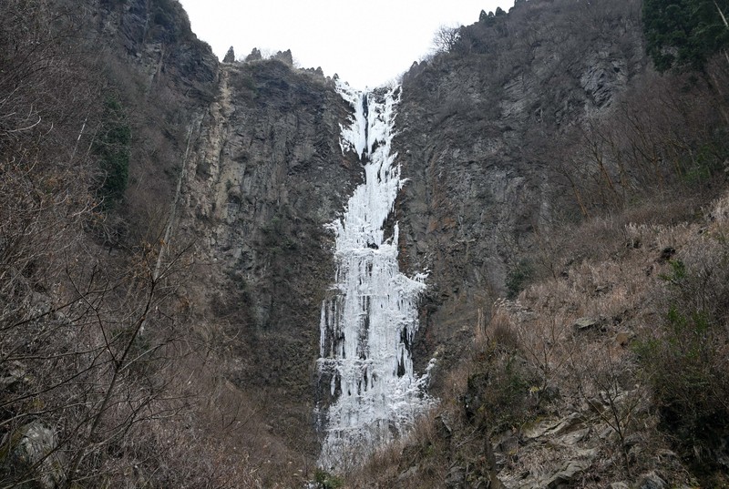 絶壁を流れ落ちる水、凍り付く造形美 熊本・古閑の滝に「氷瀑」 | 毎日新聞