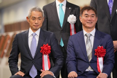 記念写真でイチローさん（左）と並ぶ岩瀬仁紀さん＝東京都文京区で2025年1月16日（代表撮影）