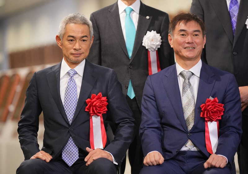 記念写真でイチローさん（左）と並ぶ岩瀬仁紀さん＝東京都文京区で2025年1月16日（代表撮影）