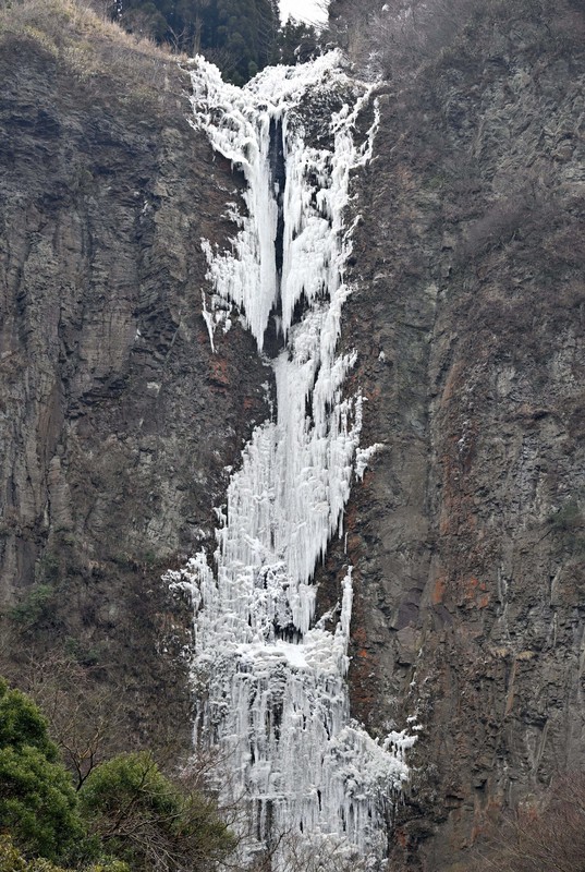 真冬の造形美 古閑の滝が今冬も凍る 熊本・阿蘇 [写真特集1/11] | 毎日新聞