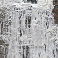 真冬の造形美 古閑の滝が今冬も凍る 熊本・阿蘇 [写真特集1/11] | 毎日新聞