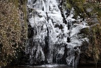 真冬の造形美 古閑の滝が今冬も凍る 熊本・阿蘇 [写真特集1/11] | 毎日新聞