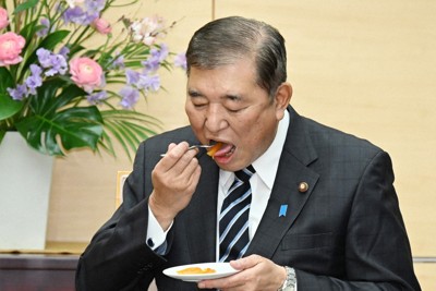 あんぽ柿を次々とほおばる石破茂首相