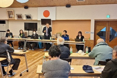 七浦公民館で開かれた住民との意見交換会＝石川県輪島市門前町で、東栄一撮影