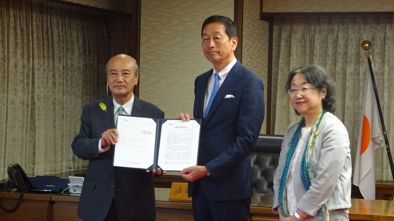 経団連の魚谷雅彦ダイバーシティ推進委員長（中央）から選択的夫婦別姓の早期導入を求める提言書を受け取った小泉龍司法相（当時）＝東京都千代田区の法務省大臣室で2024年6月28日、町野幸撮影