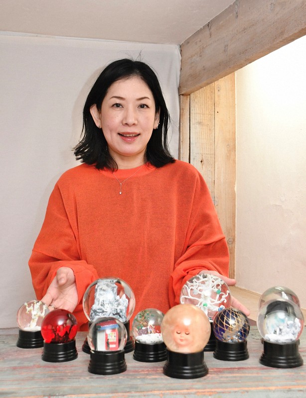 薄さ1ミリのガラスの中に笑いと毒を スノードーム作家が込める愛