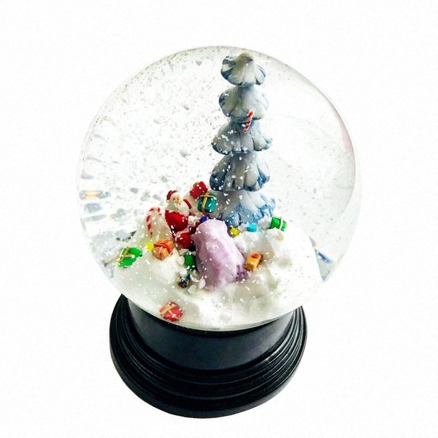 薄さ1ミリのガラスの中に笑いと毒を スノードーム作家が込める愛