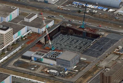 建設が進む日本原燃のMOX燃料工場＝青森県六ケ所村で2020年4月24日、本社機「希望」から北山夏帆撮影