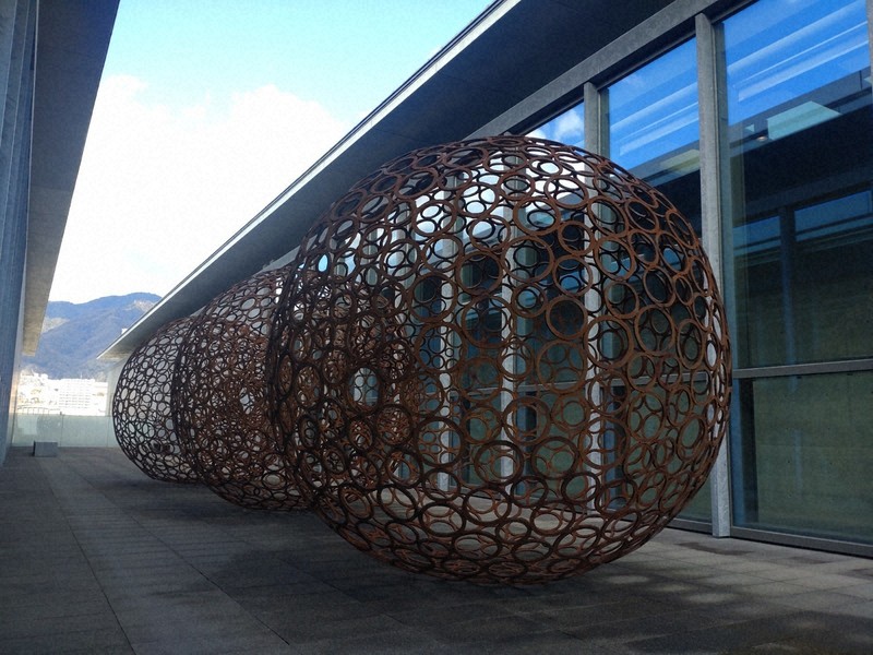 葛藤と希望、作品に込め 兵庫県立美術館に青木野枝さんの野外彫刻