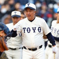 【東洋大姫路－横浜】東洋大姫路の岡田龍生監督＝神宮球場で2024年11月23日、玉城達郎撮影