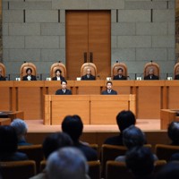 夫婦別姓を認めない民法の規定を合憲と判断した最高裁大法廷の寺田逸郎裁判長（中央）ら＝東京都千代田区で昨年12月16日、喜屋武真之介撮影