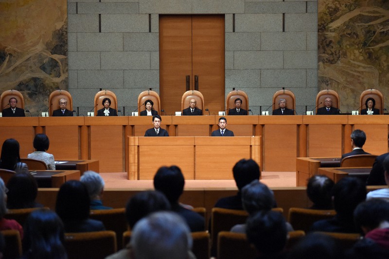 夫婦別姓を認めない民法の規定を合憲と判断した最高裁大法廷の寺田逸郎裁判長（中央）ら＝東京都千代田区で昨年12月16日、喜屋武真之介撮影