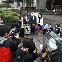 最高裁が夫婦別姓を認めず、同姓規定に「合憲」と判断し、報道陣の質問に答える申立人と弁護士＝東京都千代田区で2021年6月23日午後3時27分、佐々木順一撮影