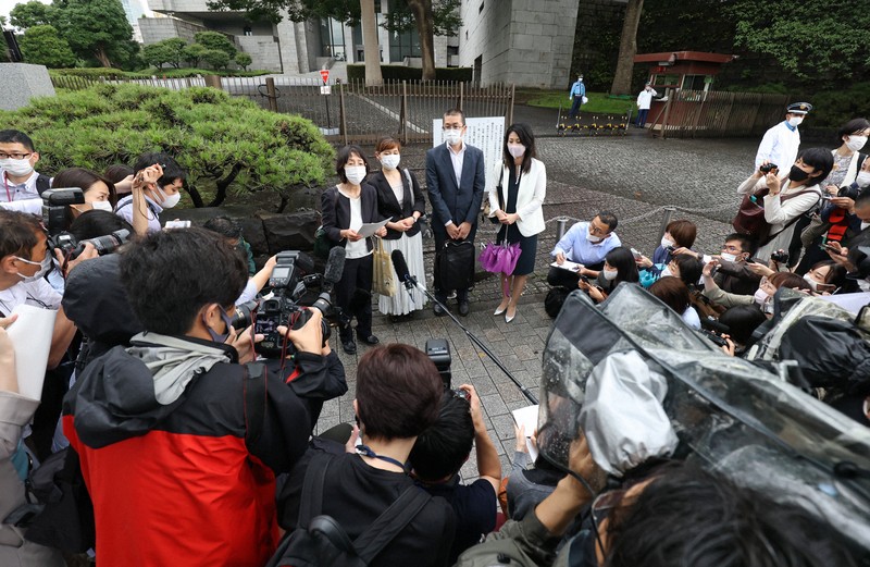 最高裁が夫婦別姓を認めず、同姓規定に「合憲」と判断し、報道陣の質問に答える申立人と弁護士＝東京都千代田区で2021年6月23日午後3時27分、佐々木順一撮影