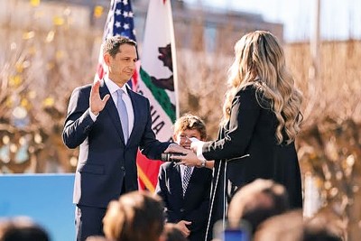 就任式に臨むルーリー氏。ジーンズを生んだリーバイ・ストラウスの遺産を受け継ぐ (ルーリー氏のフェイスブックから)