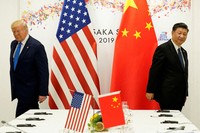 1期目の米大統領時代に中国の習近平国家主席と会談するトランプ氏＝大阪で2019年、ロイター